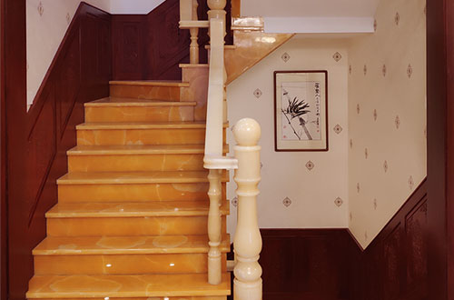 凌河中式别墅室内汉白玉石楼梯的定制安装装饰效果